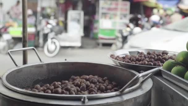 Rostade kastanjer på marknaden. Phnom Penh, Kambodja, Asien — Stockvideo