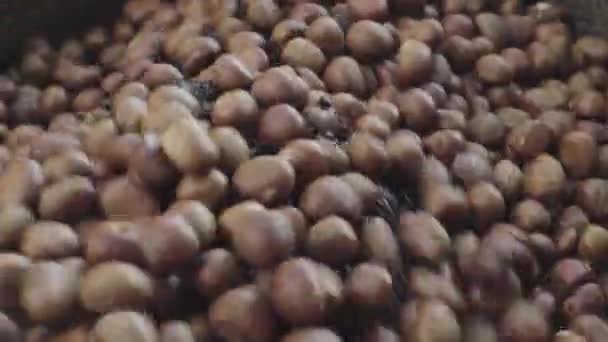 Geroosterde kastanjes op de markt. Phnom Penh, Cambodja, Azië — Stockvideo