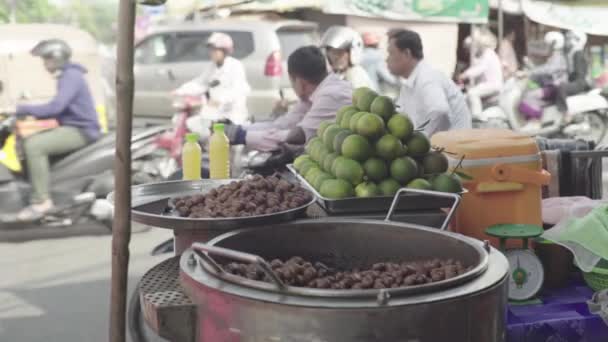 Rostade kastanjer på marknaden. Phnom Penh, Kambodja, Asien — Stockvideo