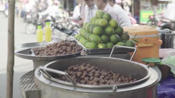 Geroosterde kastanjes op de markt. Phnom Penh, Cambodja, Azië — Stockvideo