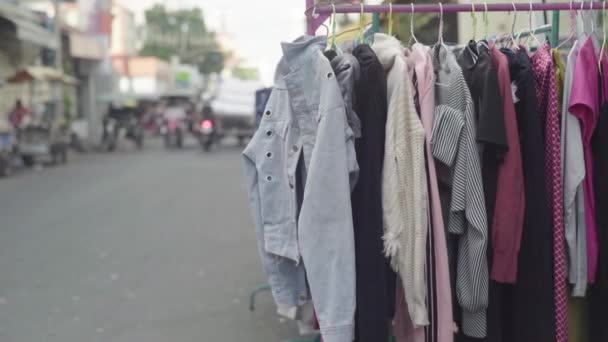 Vestiti in un negozio di strada a Phnom Penh. Cambogia. Asia — Video Stock