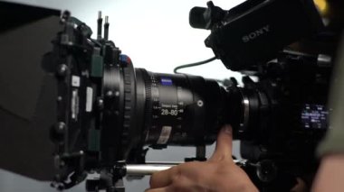 Çekim sırasında kamera. Film yapımcılığı. Çekim. Film yapımcılığı.