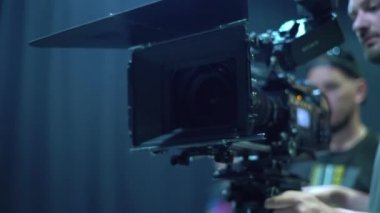 Çekim sırasında kamera. Film yapımcılığı. Çekim. Film yapımcılığı.