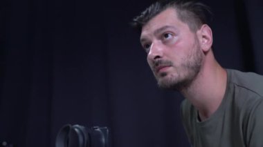 Çekim sırasında elinde kamera olan bir kameraman. Film yapımcılığı. Çekim.