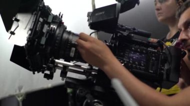 Çekim sırasında elinde kamera olan bir kameraman. Film yapımcılığı. Çekim.