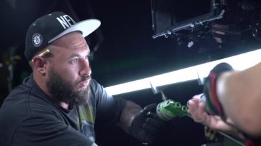 Çekimler sırasında film setinde ışıklandırma. Film yapımcılığı. Çekim.