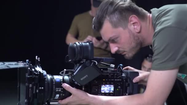 Kameraman med kamera under inspelningen. Filminspelning. Skjutning. — Stockvideo