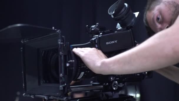 Camera met een camera tijdens het filmen. Filmmaken. Schieten. — Stockvideo