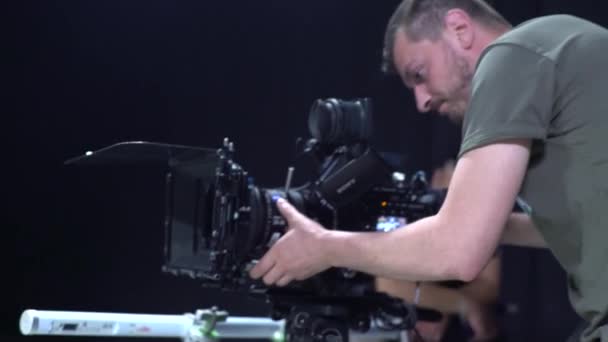 摄影师在拍摄期间带着相机。电影制作。开枪射击. — 图库视频影像