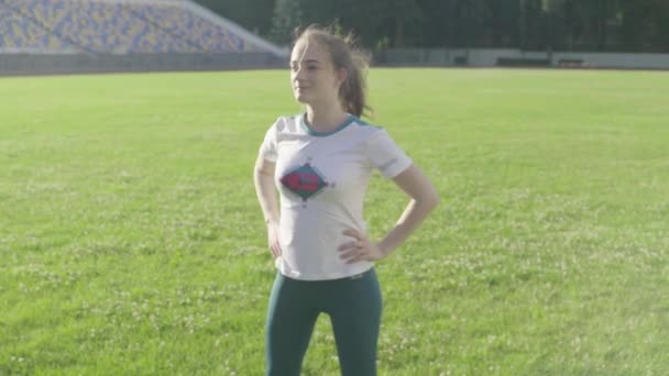 Chica atleta haciendo gimnasia en el estadio. Movimiento lento — Vídeo de stock