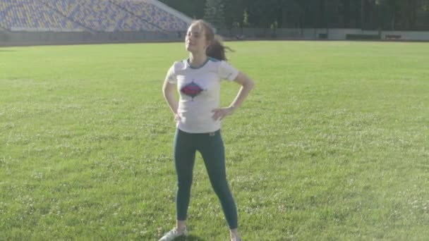 Chica atleta haciendo gimnasia en el estadio. Movimiento lento — Vídeos de Stock