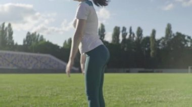 Kız sporcu stadyumda jimnastik yapıyor. Yavaş çekim