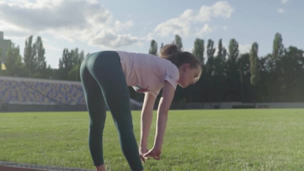 여자 운동 선수 가 경기장에서 체조를 하고 있습니다. 느린 동작 — 비디오