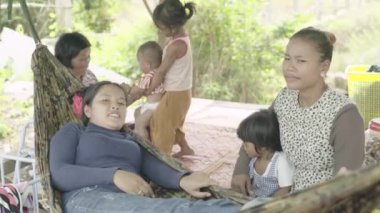 Bahçede dinlenirken çocuklu bir aile. Sihanoukville, Kamboçya, Asya