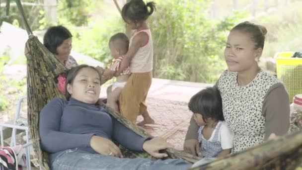 Familie mit Kindern beim Entspannen im Hof. Sihanoukville, Kambodscha, Asien — Stockvideo