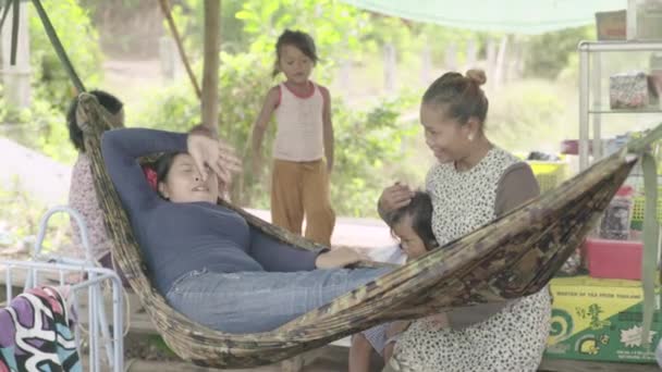 Familie mit Kindern beim Entspannen im Hof. Sihanoukville, Kambodscha, Asien — Stockvideo