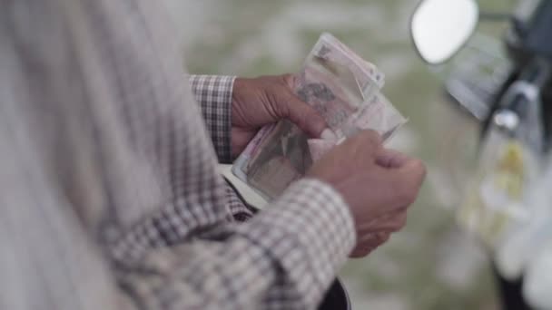 Národní měna Kambodže v rukou člověka — Stock video