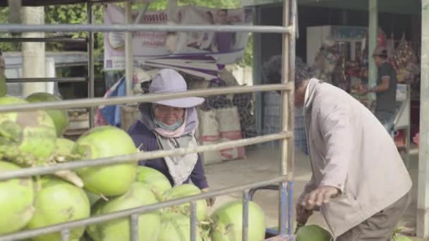 カンボジアでの日常生活。アジア。男はココナッツと車をアンロード — ストック動画