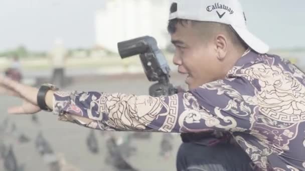 Det dagliga livet i Kambodja. Asien. Gatufotograf på jobbet — Stockvideo