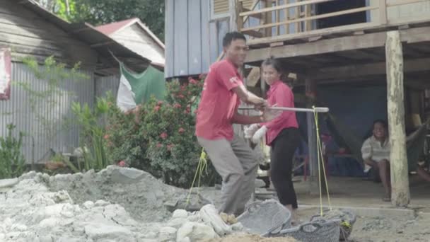 A vida diária no Camboja. Ásia. O trabalhador carrega a carga — Vídeo de Stock