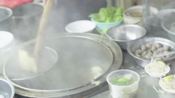 La vida cotidiana en Camboya. Asia. Un hombre está cocinando comida callejera en Phnom Penh — Vídeos de Stock