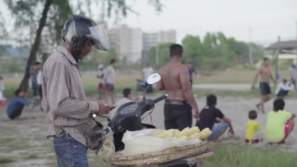 La vida cotidiana en Camboya. Asia. Vendedor de maíz cuenta dinero — Vídeo de stock