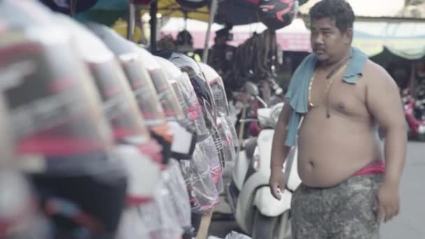 Det dagliga livet i Kambodja. Asien. Motorcykel hjälm säljare på marknaden — Stockvideo