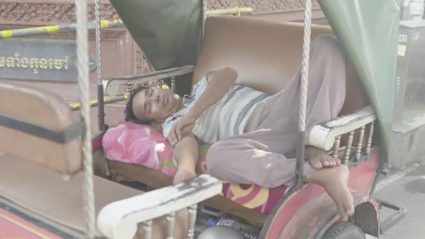 Det dagliga livet i Kambodja. Asien. Rickshaw förare sover i en rickshaw — Stockvideo