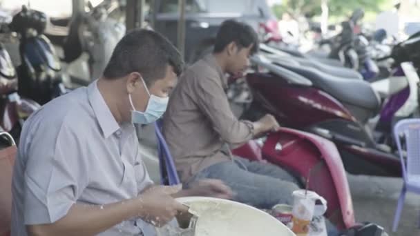Повседневная жизнь в Камбодже. Азия. Моторемонтная мастерская на улице Пномпеня — стоковое видео