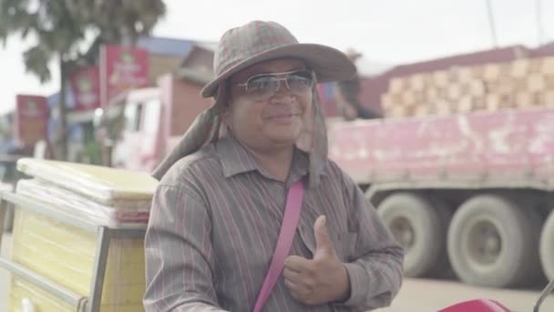 Щоденне життя в Камбоджі. Азія. Чоловік з пальцями вгору. — стокове відео