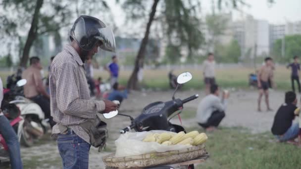 Повседневная жизнь в Камбодже. Азия. Продавец вареной кукурузы — стоковое видео
