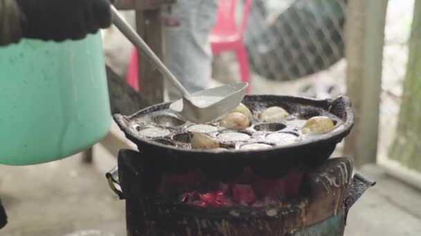 El plato nacional camboyano es frito en el fuego en la calle. Sihanoukville, Camboya, Asia — Vídeos de Stock