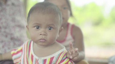 Kız kardeşiyle küçük bir çocuk. Sihanoukville, Kamboçya, Asya.