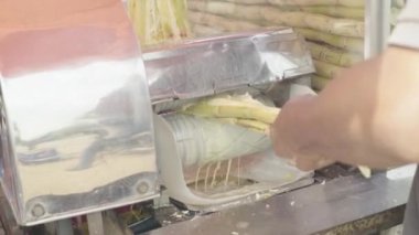 Şeker kamışı suyu üretimi. Yakın plan. Sihanoukville, Kamboçya, Asya.