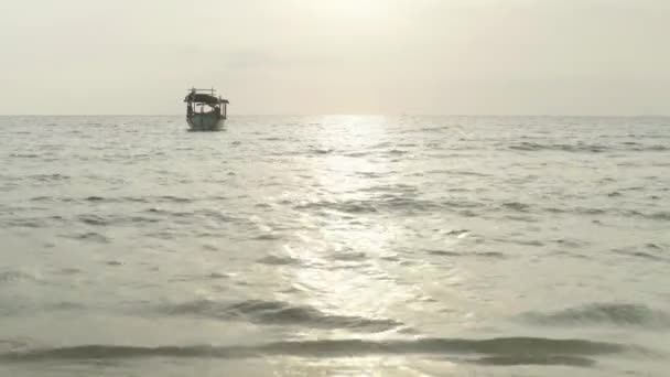 Praia em Sihanoukville, Camboja, Ásia. Barco no mar perto da costa — Vídeo de Stock