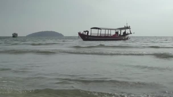 Playa en Sihanoukville, Camboya, Asia. Barco en el mar cerca de la orilla — Vídeos de Stock