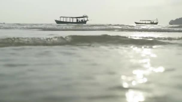 Strand i Sihanoukville, Kambodja, Asien. Båt till havs nära stranden — Stockvideo