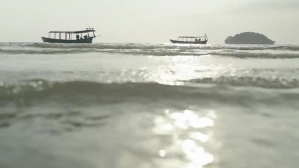 Playa en Sihanoukville, Camboya, Asia. Barco en el mar cerca de la orilla — Vídeos de Stock