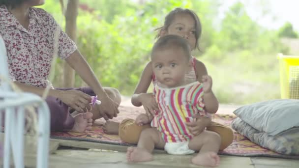 Egy kisfiú a húgával. Sihanoukville, Kambodzsa, Ázsia. — Stock videók