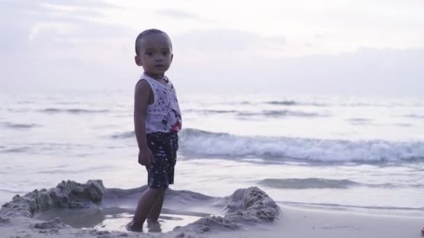 Un niño pequeño en la playa cerca del mar. Sihanoukville, Camboya, Asia . — Vídeo de stock