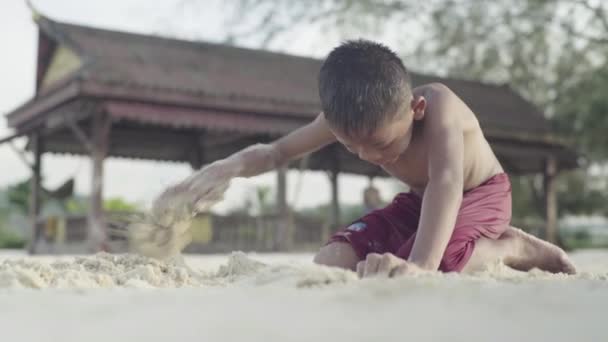 Chlapec kope v písku na pláži v Sihanoukville, Kambodža — Stock video