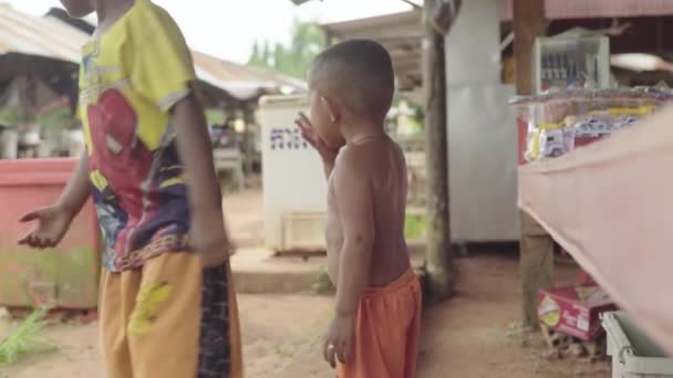 Um rapaz na rua rodeado pelos amigos. Sihanoukville, Camboja, Ásia . — Vídeo de Stock