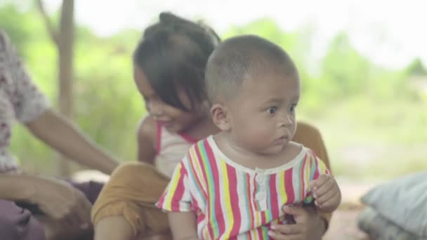 Kız kardeşiyle küçük bir çocuk. Sihanoukville, Kamboçya, Asya. — Stok video
