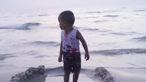 Anak kecil di pantai dekat laut. Fyoukville, Kamboja, Asia.. — Stok Video