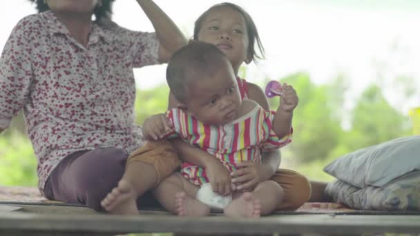 Malý chlapec se svou sestrou. Sihanoukville, Kambodža, Asie. — Stock video