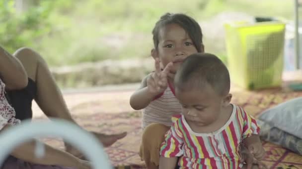Egy kisfiú a húgával. Sihanoukville, Kambodzsa, Ázsia. — Stock videók