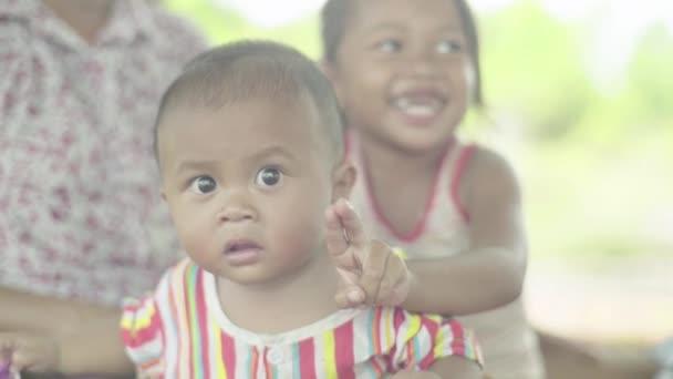 Un niño pequeño con su hermana. Sihanoukville, Camboya, Asia . — Vídeos de Stock