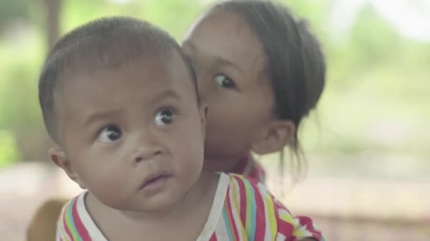 Kleine jongen met zijn zus. Sihanoukville, Cambodja, Azië. — Stockvideo