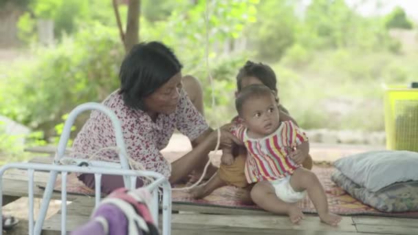 Kız kardeşi ve annesiyle küçük bir çocuk. Sihanoukville, Kamboçya, Asya. — Stok video