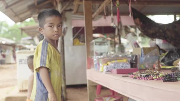 Egy fiú az utcán, körülvéve a barátaival. Sihanoukville, Kambodzsa, Ázsia. — Stock videók